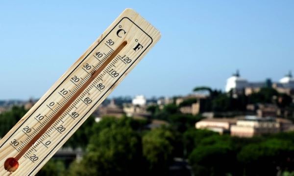 Уличные термометры показывают жару выше реальной температуры воздуха